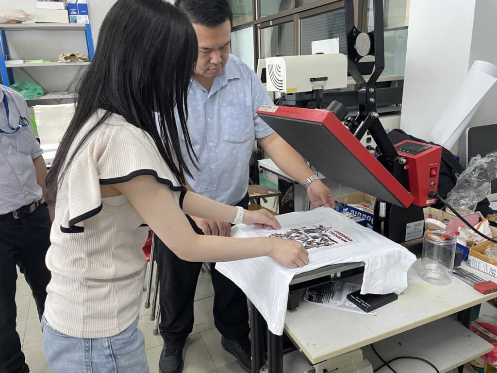 図3-1:名城生のデザインをTシャツに印刷する実習(タイ)