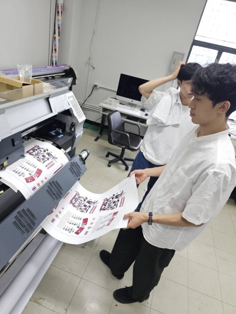 図3-2:名城生のデザインをTシャツに印刷する実習(タイ)