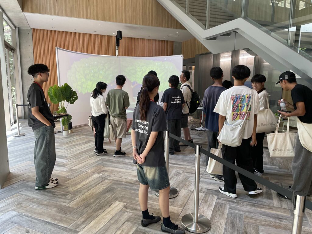 図2-2:大勢の来場者がARコンテンツを楽しむ光景